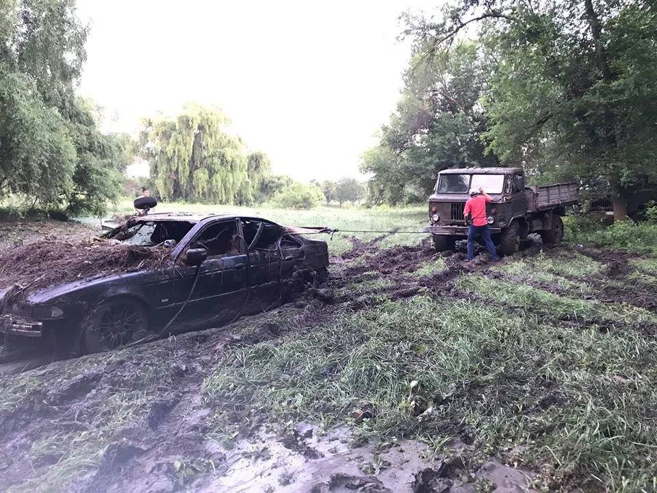 В Новых Аненах дождь смыл БМВ в канал