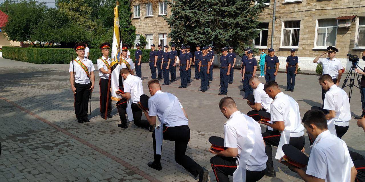 Выпускники кадетского корпуса МВД прощаются со знаменем