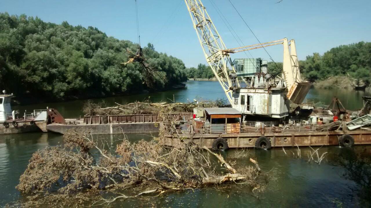 Плавучий кран чистит дно Днестра