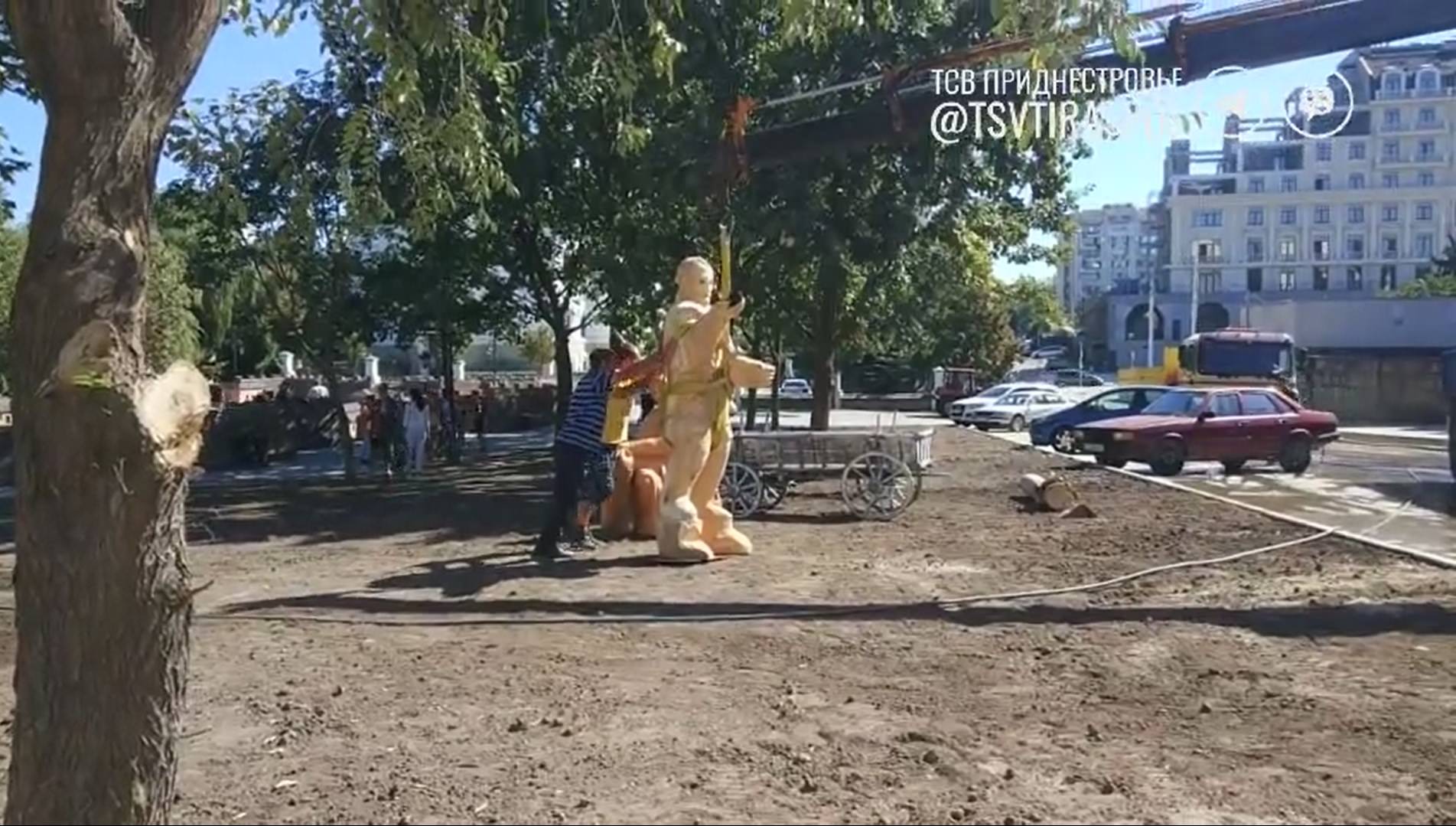 За кинотеатром в Тирасполе появились новые деревянные скульптуры