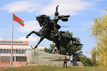 Начинается парад на площади Суворова. Все на прямой эфир!