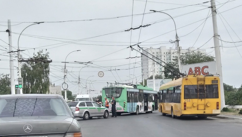 На въезде в Тирасполь стоят два троллейбуса и легковушка