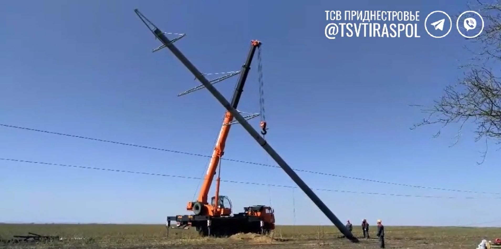 Возле села Малаешты меняют опоры линии электропередач