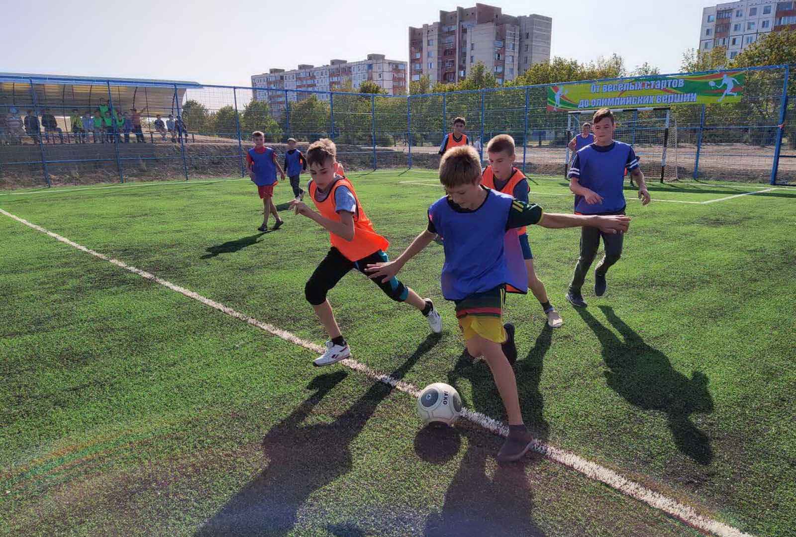 В Первомайске на храмовый праздник открыли новое поле для мини-футбола и теннисный корт