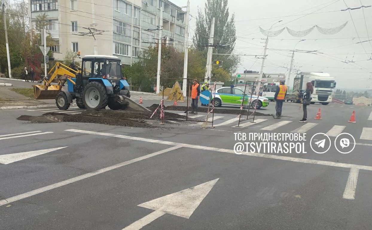 В Бендерах на БАМе по улице Ермакова провалился асфальт