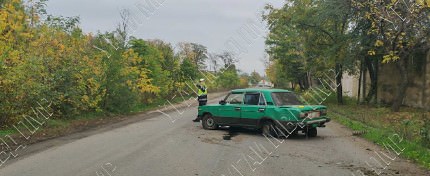 Милиция ищет водителя зелёных Жигулей, который врезался в дерево на объездной дороге в Тирасполе