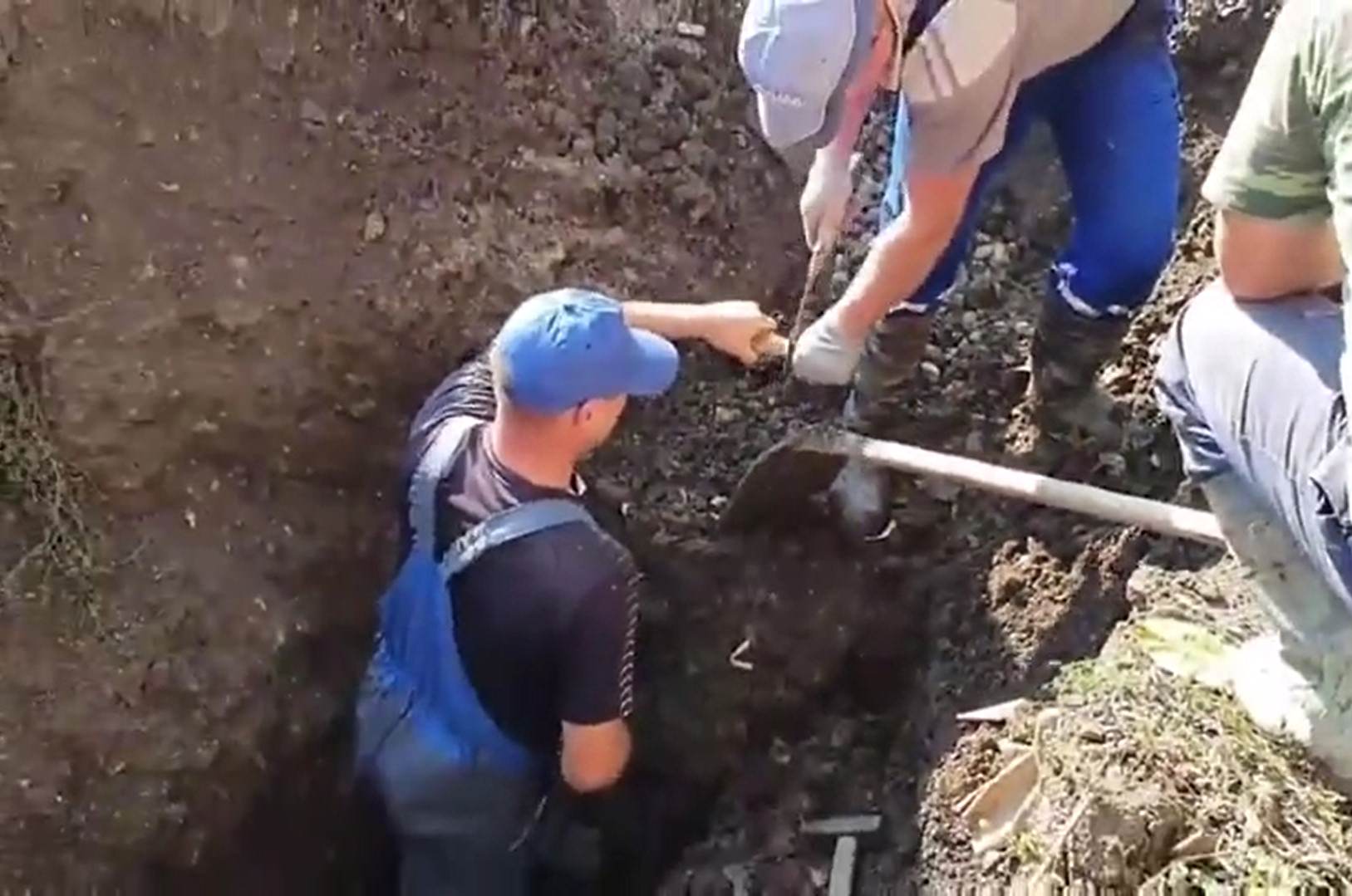 Кишинёвские ремонтники устраняют протечки в трубах деревянными чопиками