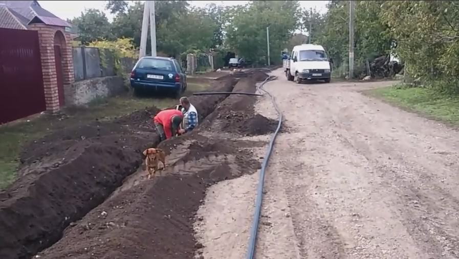 В селе Слобода-Рашково протягивают новый водопровод, которого здесь никогда не было