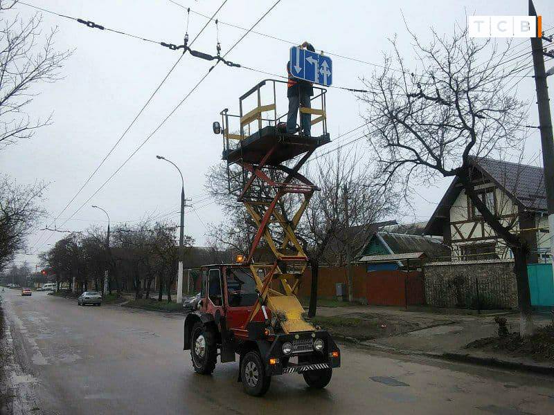 В Тирасполе на улице Чапаева установили дорожный знак «Движение по полосам»