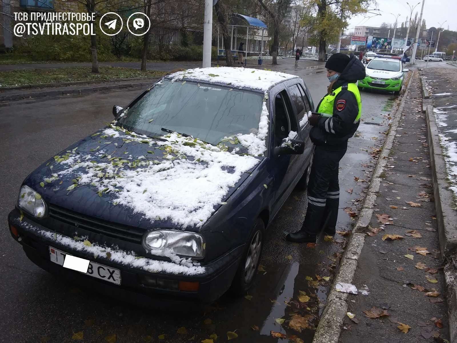 Во всех городах ГАИ останавливает машины и проверяет, кто переобулся на зимнюю резину