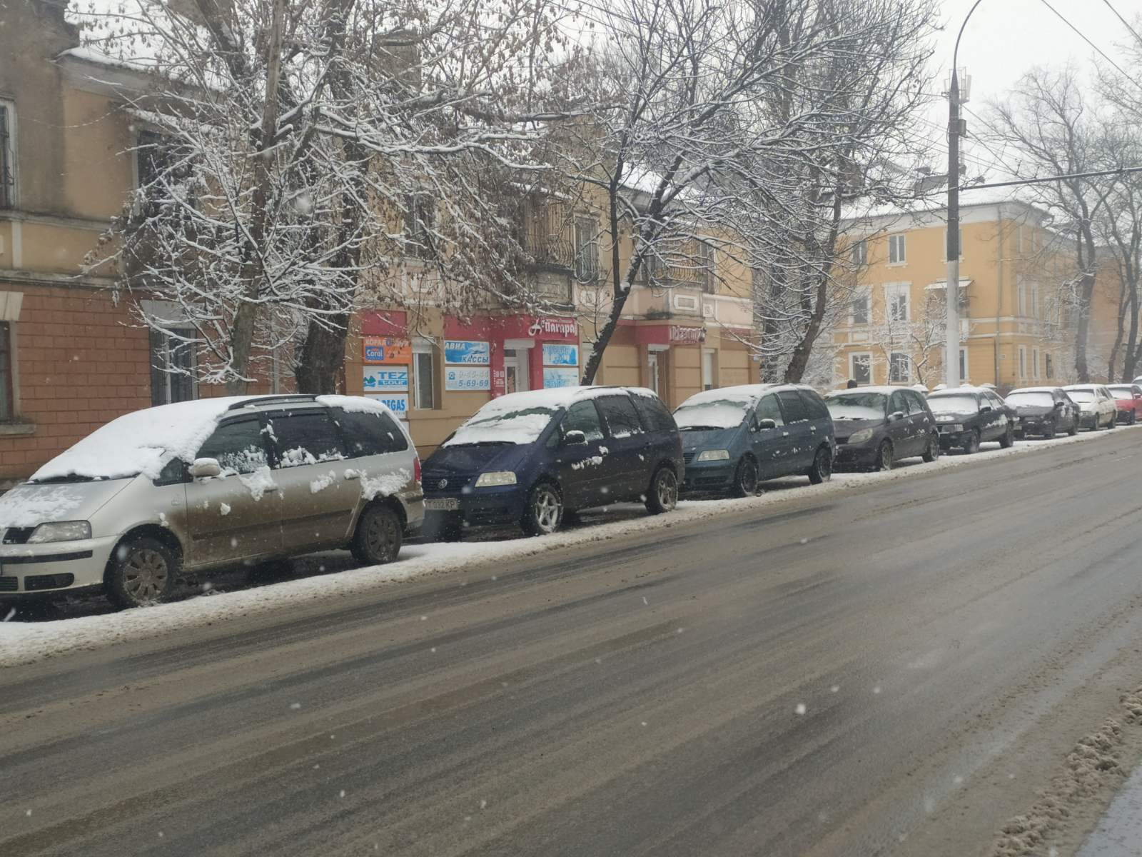 Госавтоинспекция призывает водителей убрать автомобили, припаркованные вдоль дорог