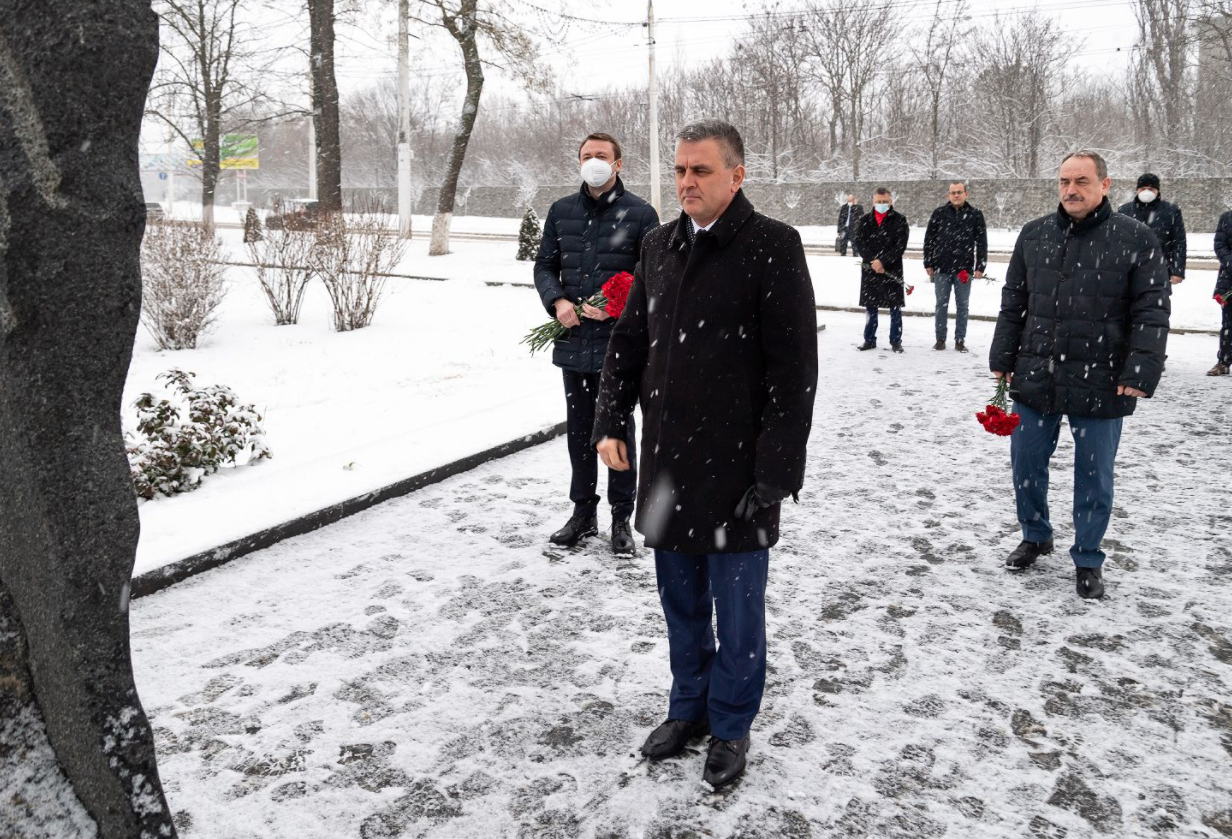 Президент возложил цветы к памятнику жертвам Холокоста.