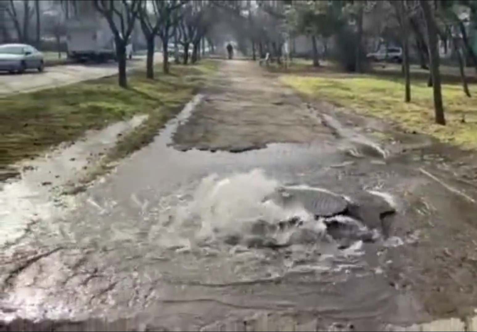 По Одесской на Балке из люка бежит вода