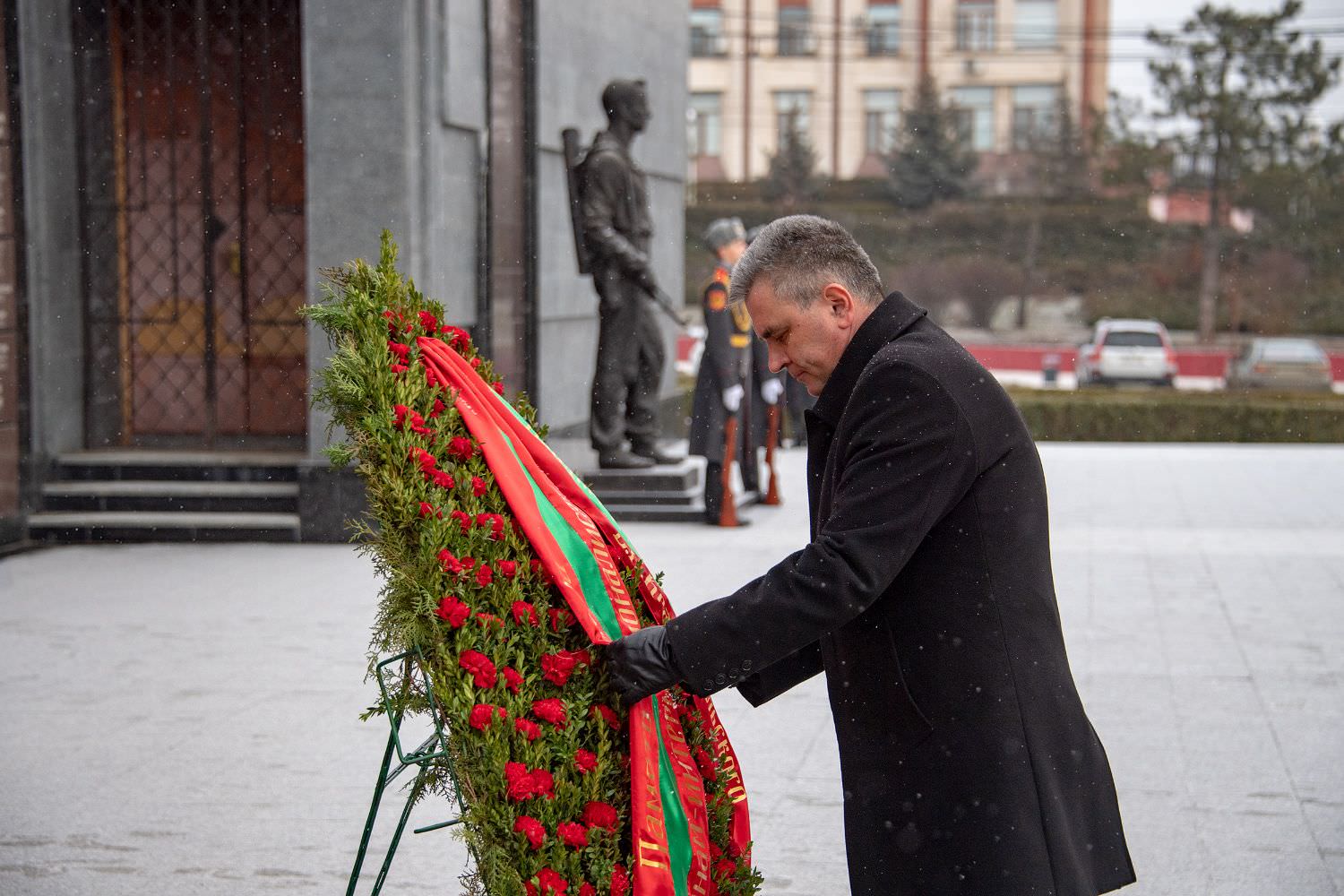 Президент Вадим Красносельский возложил венок к памятнику Скорбящей Матери от имени приднестровского народа